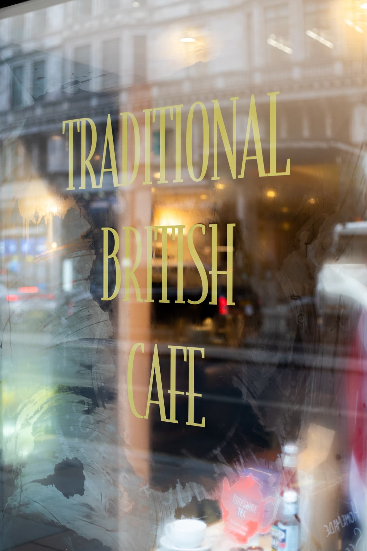 Gold Traditional British Cafe lettering on the 370 Strand window